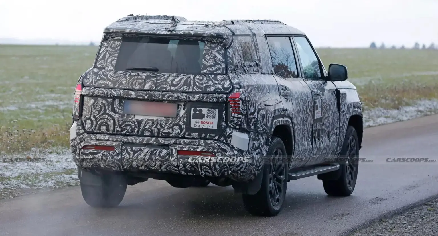 Novo Mitsubishi Pajero de traseira