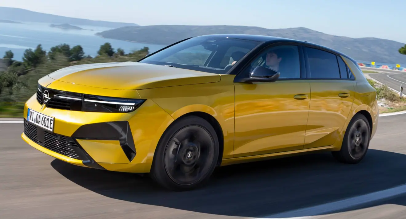 Opel Astra amarelo de frente em movimento