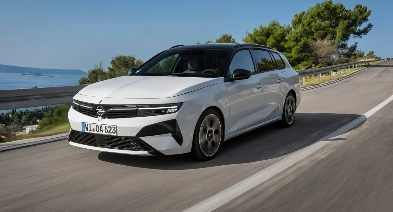 Opel Astra perua branco de frente em movimento
