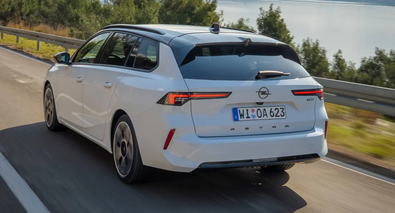Opel Astra perua branco de traseira em movimento