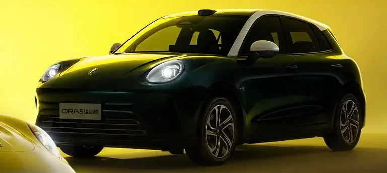 Ora 5 Sport parado de frente em fundo amarelo 
