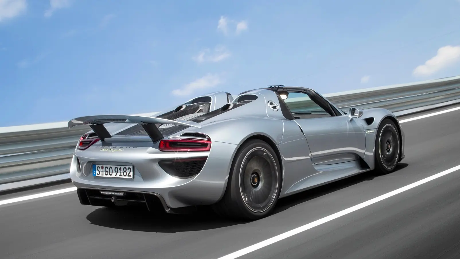 Porsche 918 Spyder prata de traseira andando na pista com o céu azul