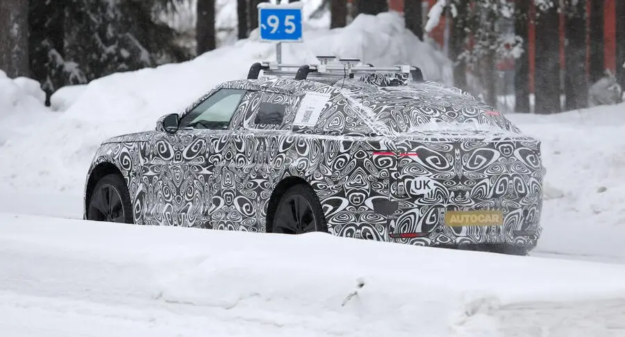 Range Rover Velar camuflado de traseira