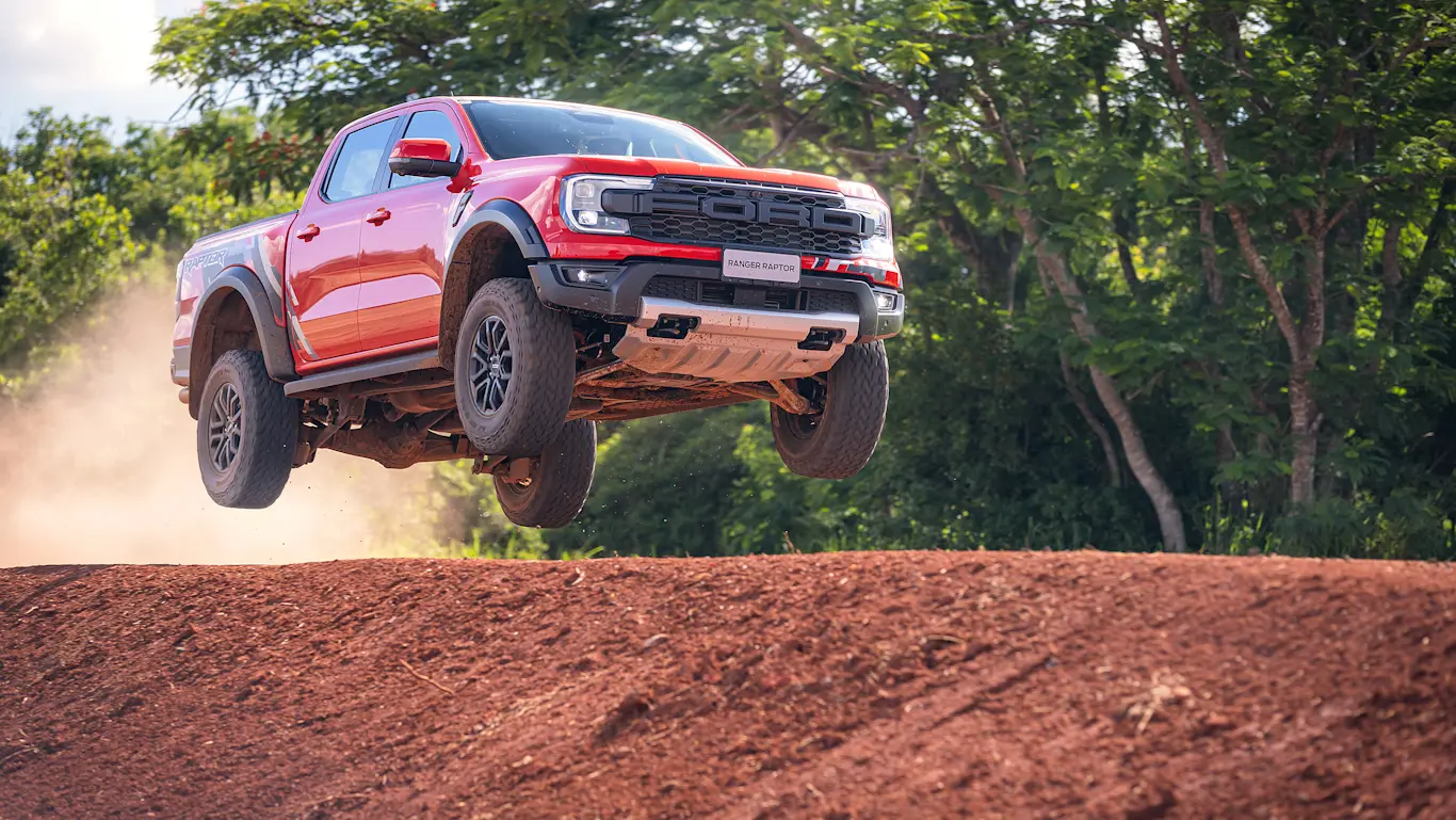 Ford Ranger Raptor laranja saltando no fora de estrada