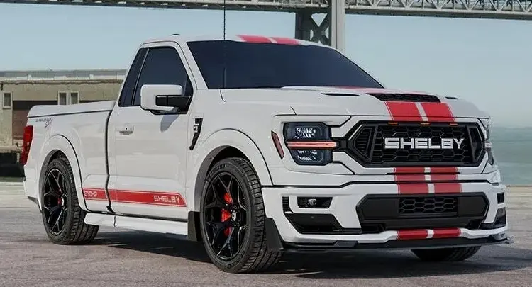 Caminhonete  Shelby Super Snake Sport branca com faixas vermelhas parada de dianteira