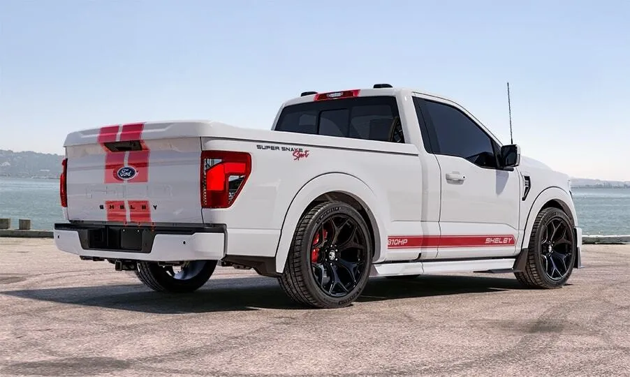 Caminhonete Shelby Super Snake Sport branca parada de traseira