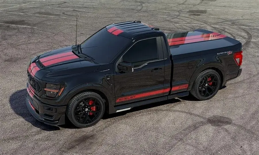 Caminhonete Shelby Super Snake Sport preta parada de frente