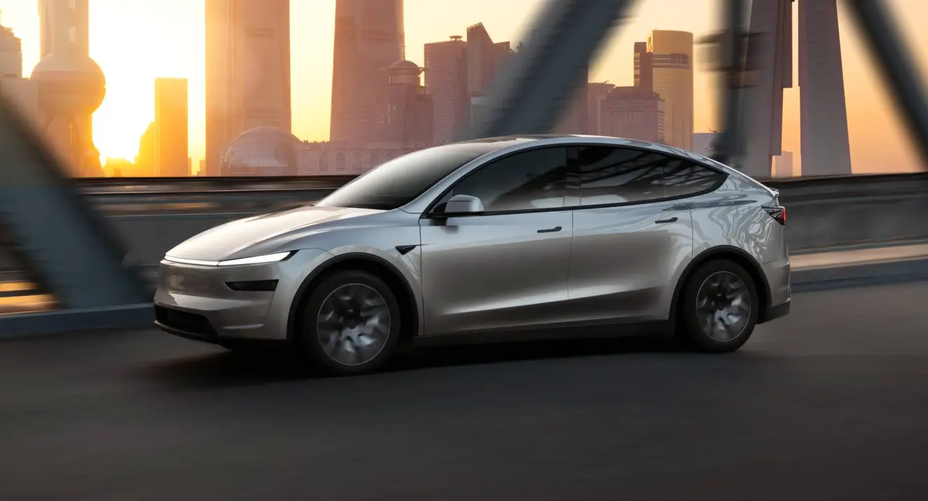 Tesla Model Y L prata de frente em movimento na estrada