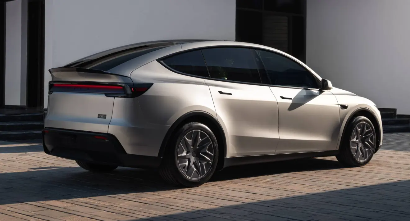 Tesla Model Y L prata parado de traseira