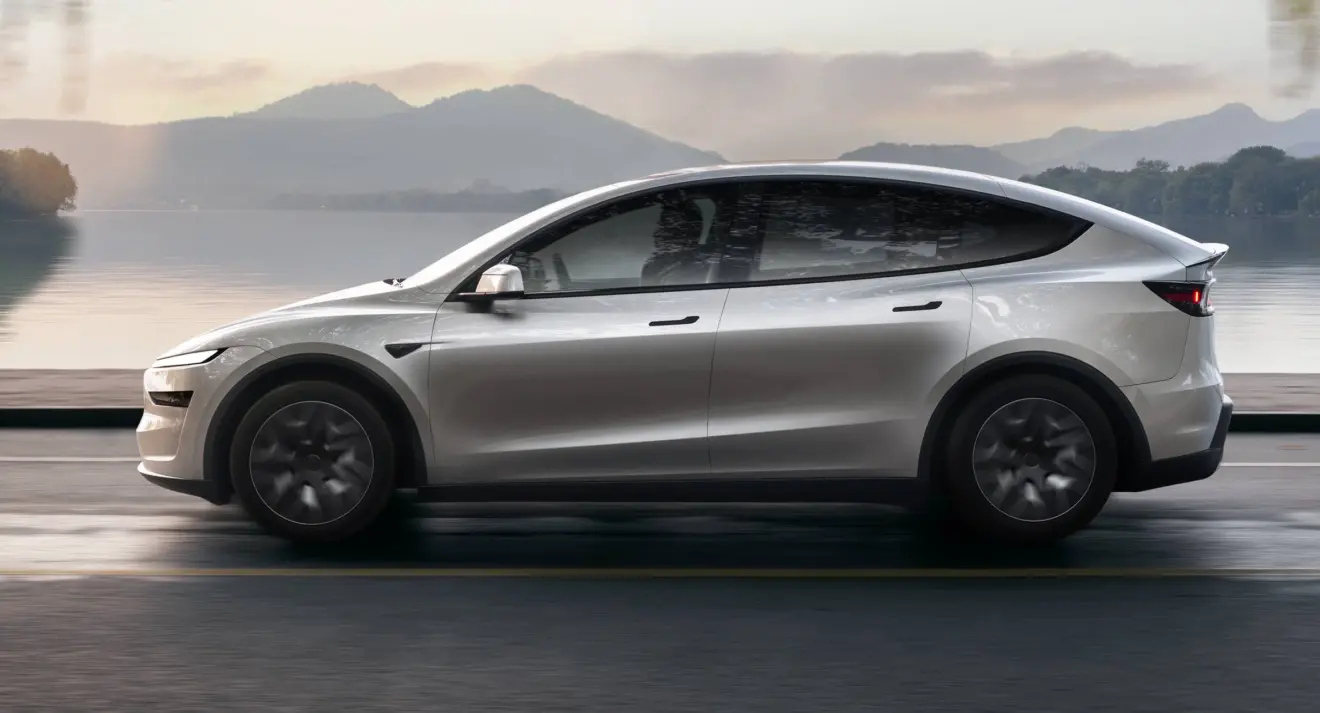 Tesla Model Y L prata em movimento de lateral