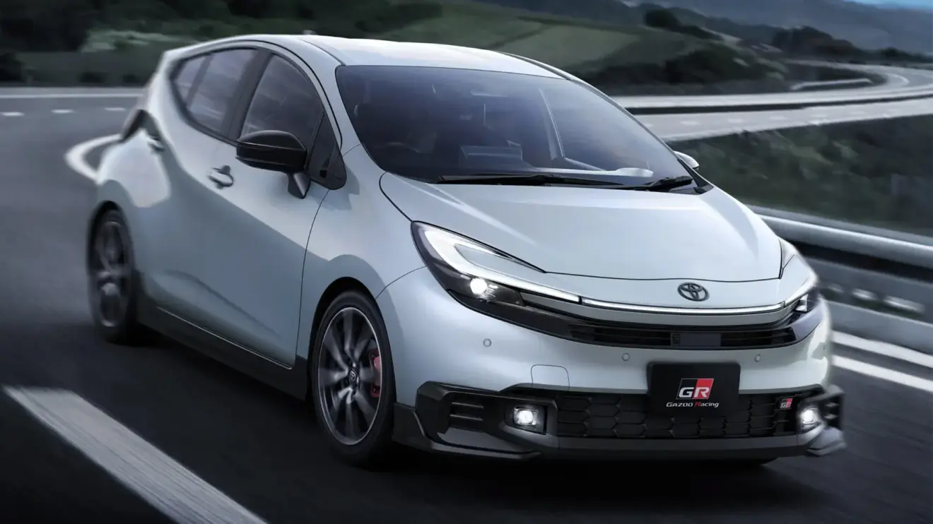 Toyota Acqua GR-Sport branco de frente rival do Honda Fit