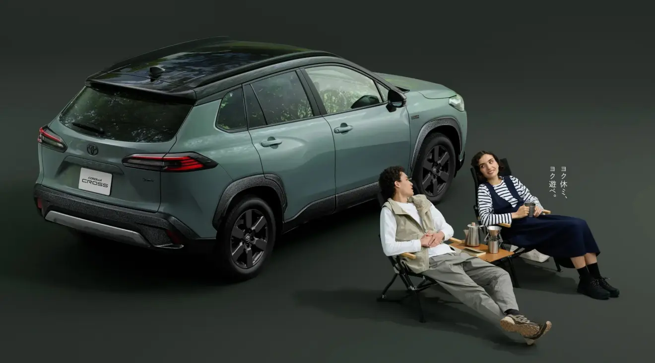 Toyota Corolla Cross Z Adventure estático com fundo preto na cor verde