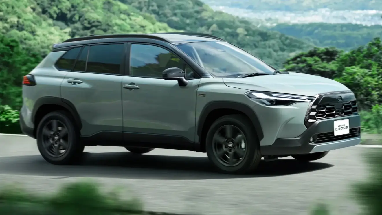 Toyota Corolla Cross Z Adventure em movimento com fundo preto na cor verde