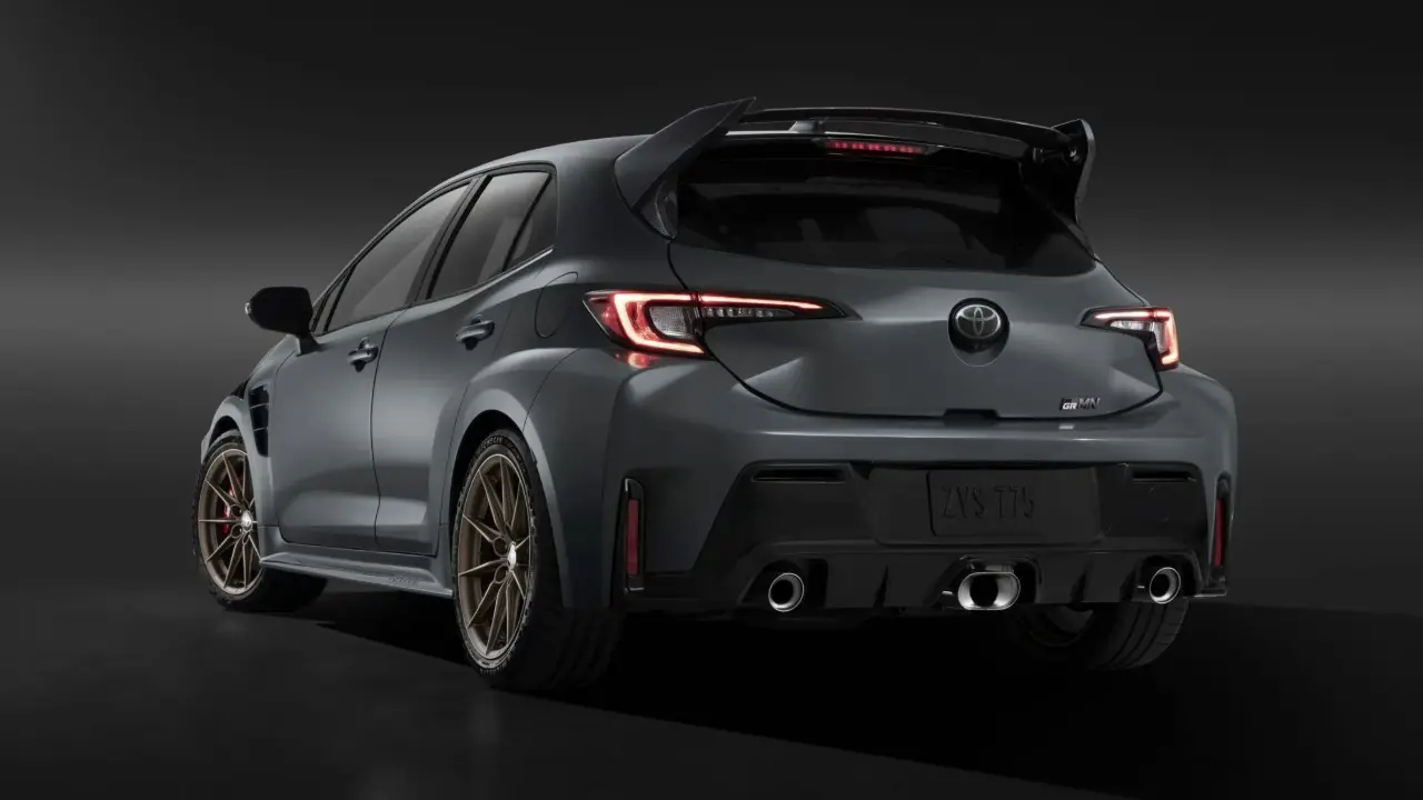 Toyota GRMN Corolla escurecido estático