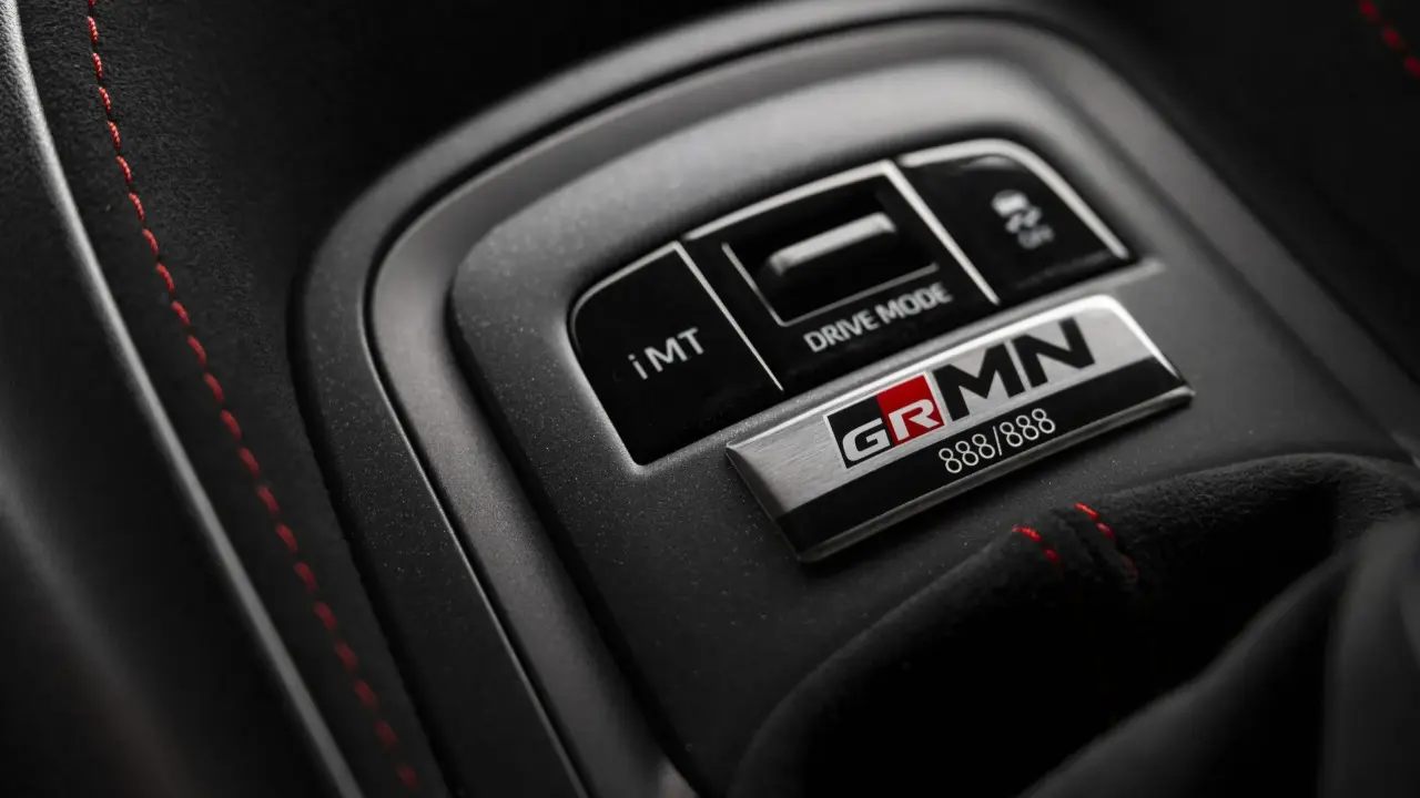 Toyota GRMN Corolla escurecido estático interior