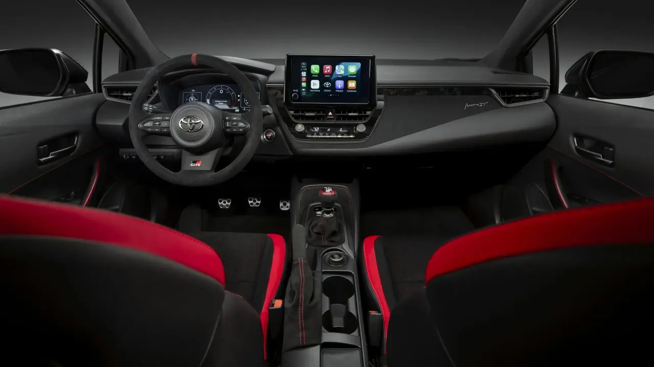 Toyota GRMN Corolla escurecido estático interior