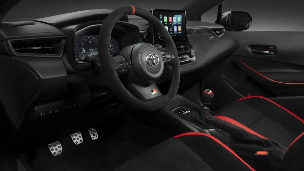 Toyota GRMN Corolla escurecido estático interior