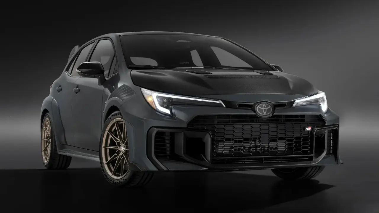 Toyota GRMN Corolla escurecido estático