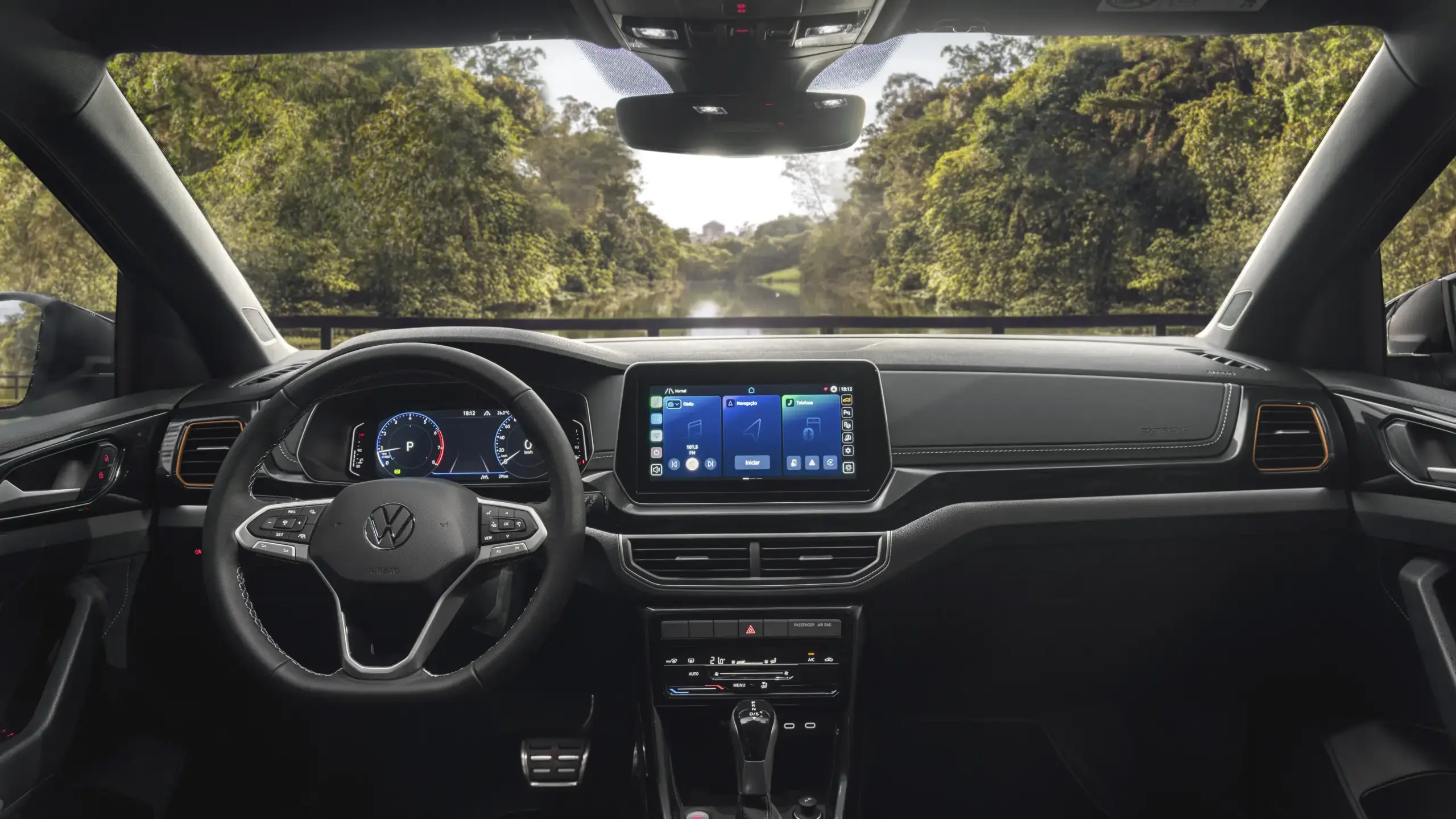 Interior do Volkswagen T-Cross Extreme com central multimídia e painel de instrumentos ligados