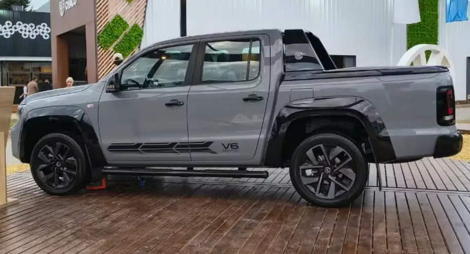 Volkswagen Amarok Unlimited cinza parada de lateral