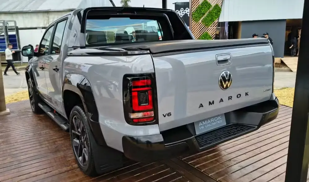 Volkswagen Amarok Unlimited cinza parada de traseira