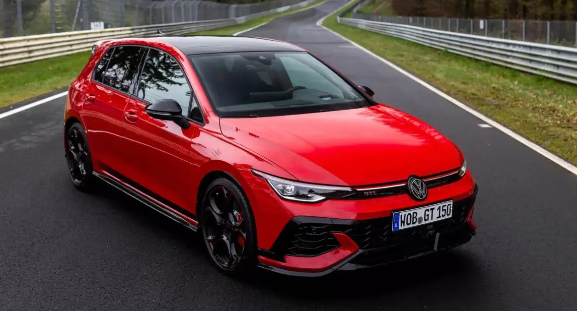 Volkswagen Golf GTI Edition 50 vermelho de frente na pista