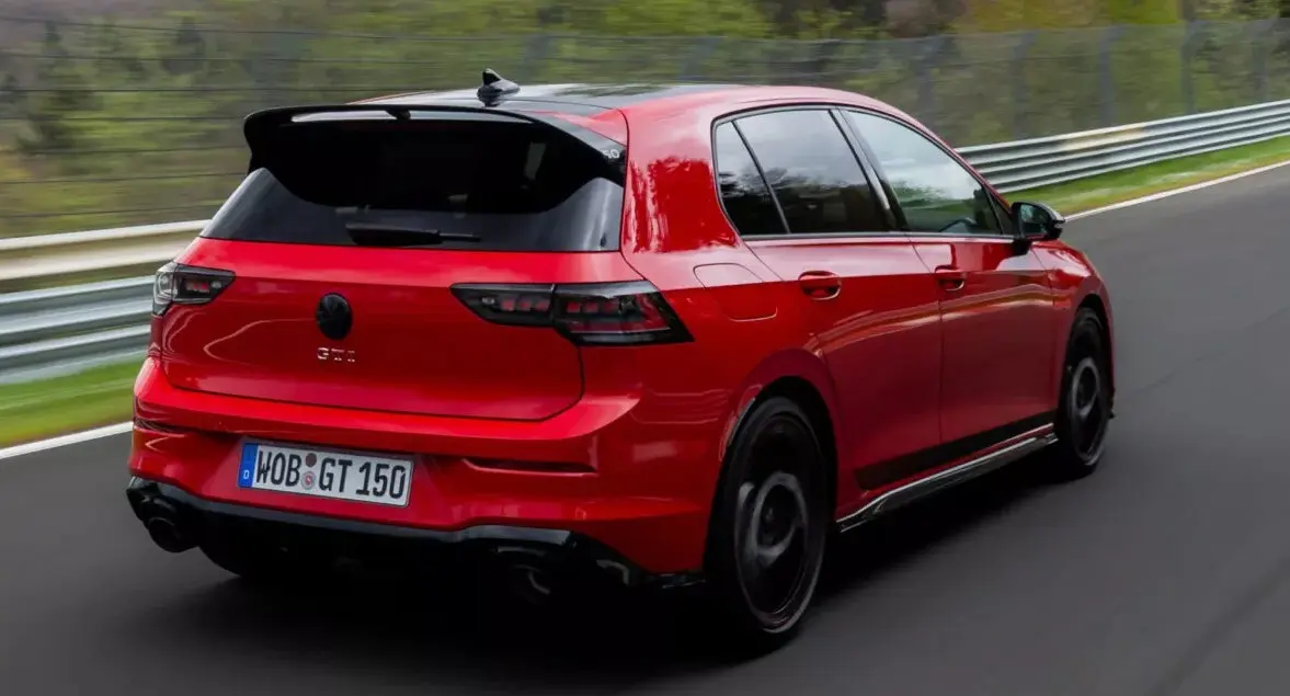 Volkswagen Golf GTI Edition 50 vermelho de traseira na pista