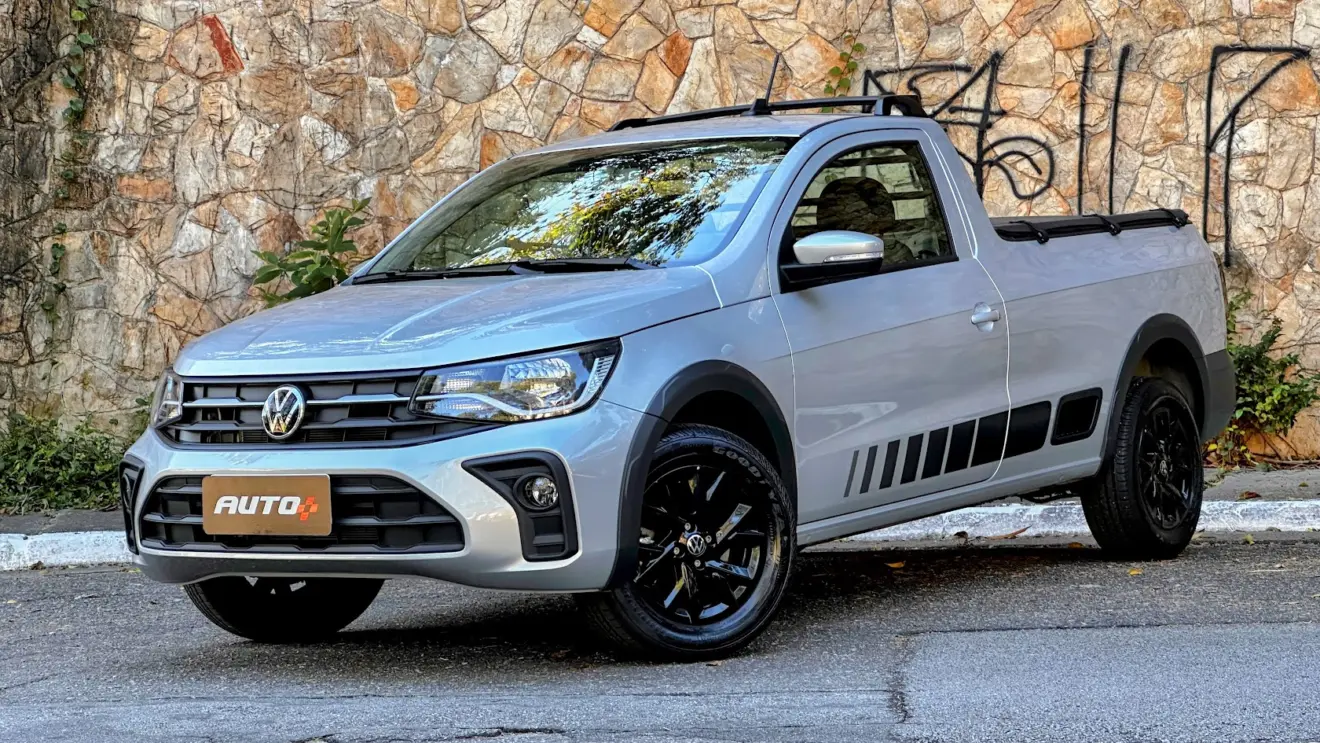 Volkswagen Trendline CS prata parada de frente