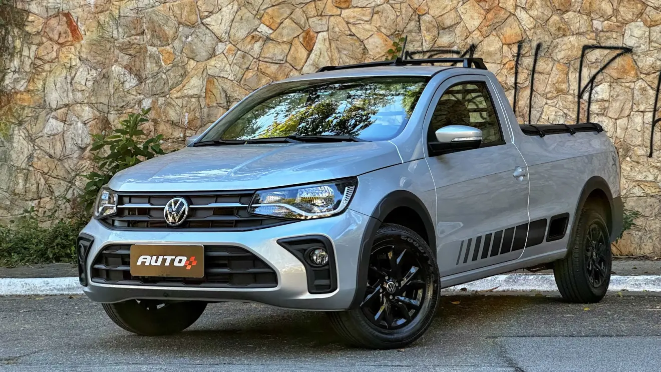 Volkswagen Trendline CS prata parada de frente