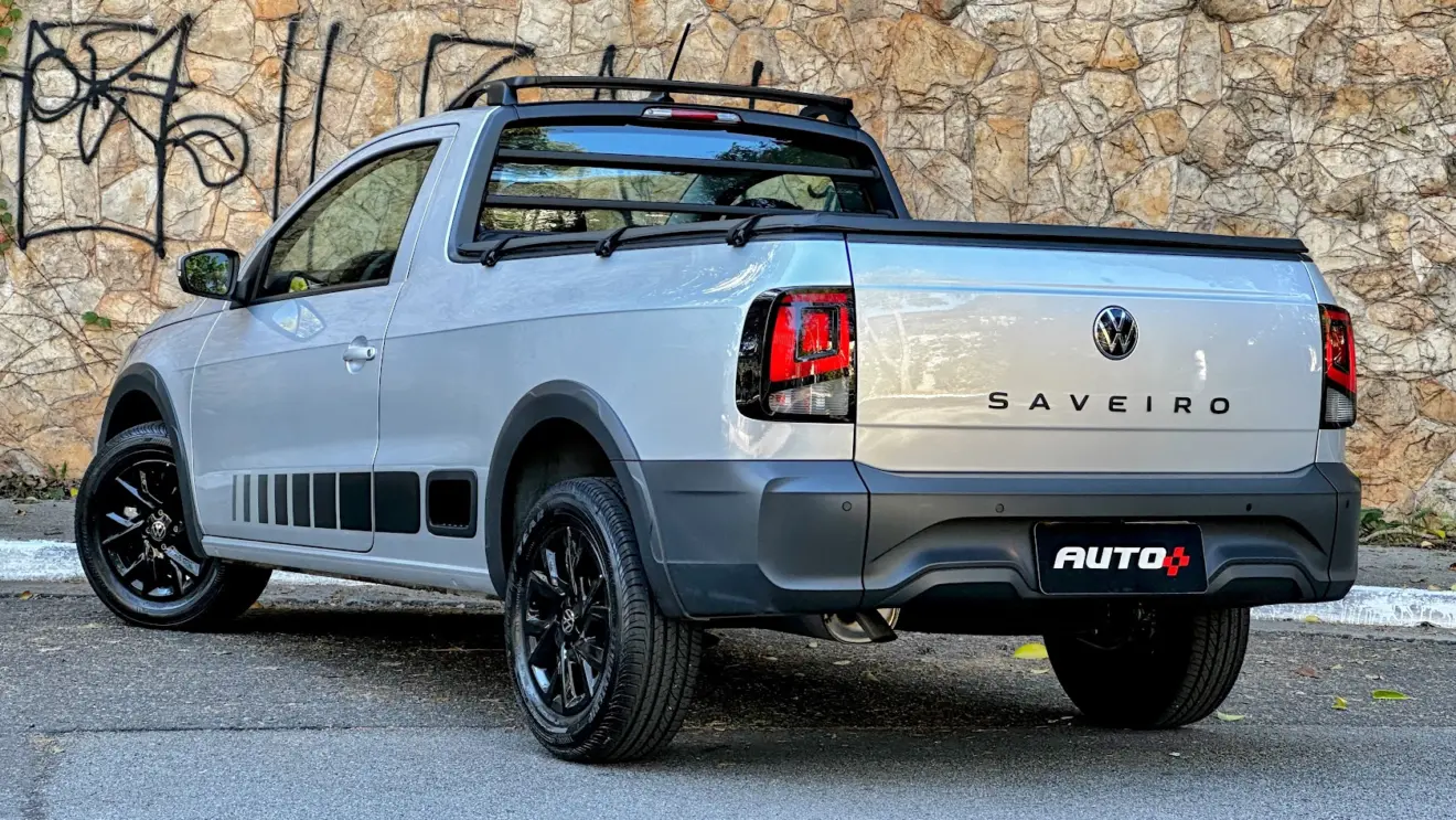 Volkswagen Saveiro Trendline CS prata parada de traseira