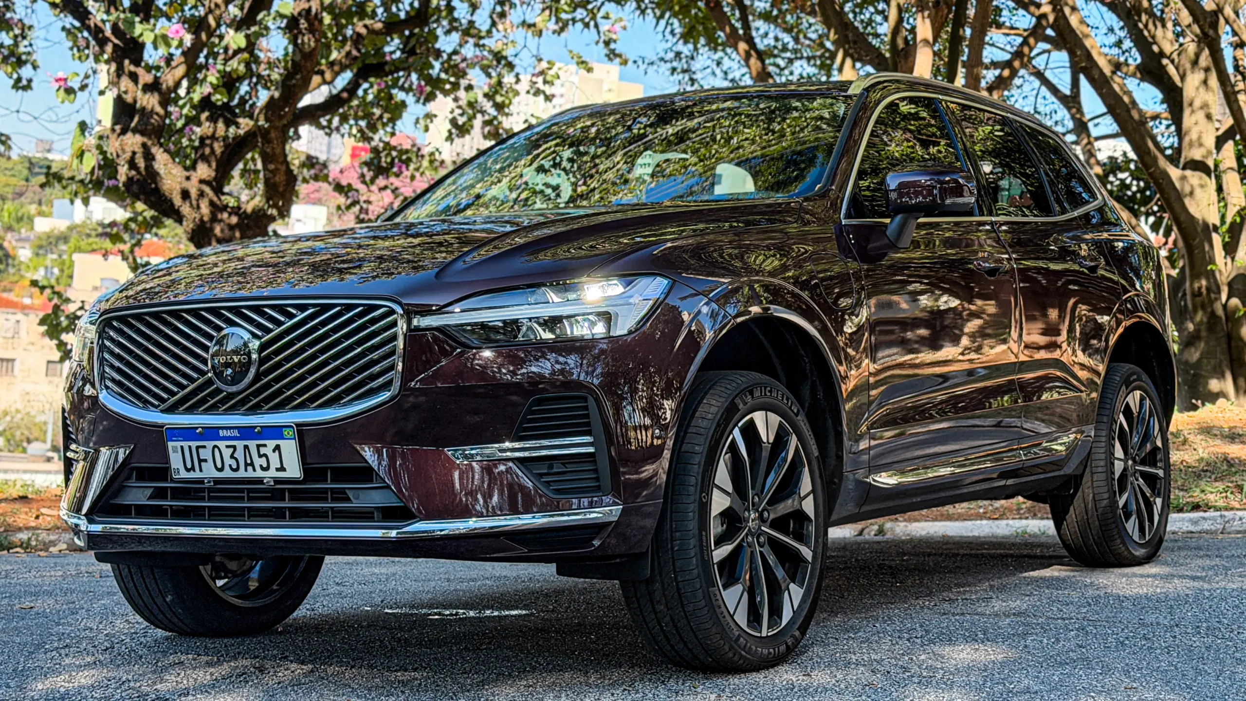 Volvo XC60 Ultra na cor Mulberry Red estático no asflato para teste e avaliação