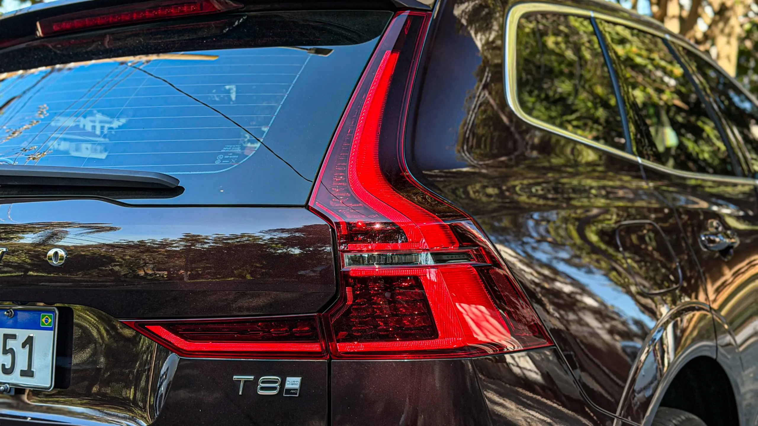 Volvo XC60 Ultra na cor Mulberry Red estático no asflato para teste e avaliação