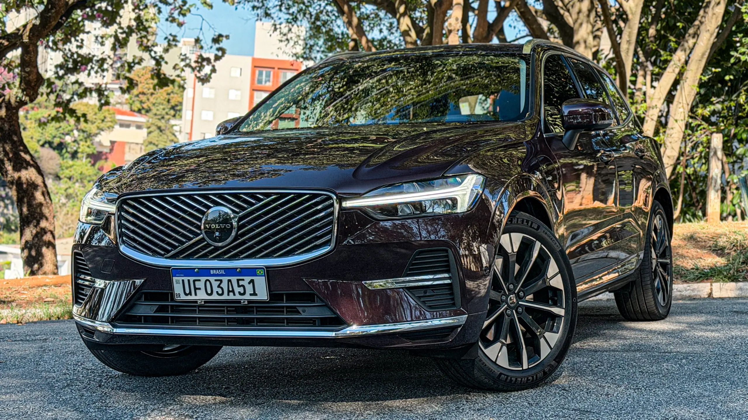 Volvo XC60 Ultra na cor Mulberry Red estático no asflato para teste e avaliação