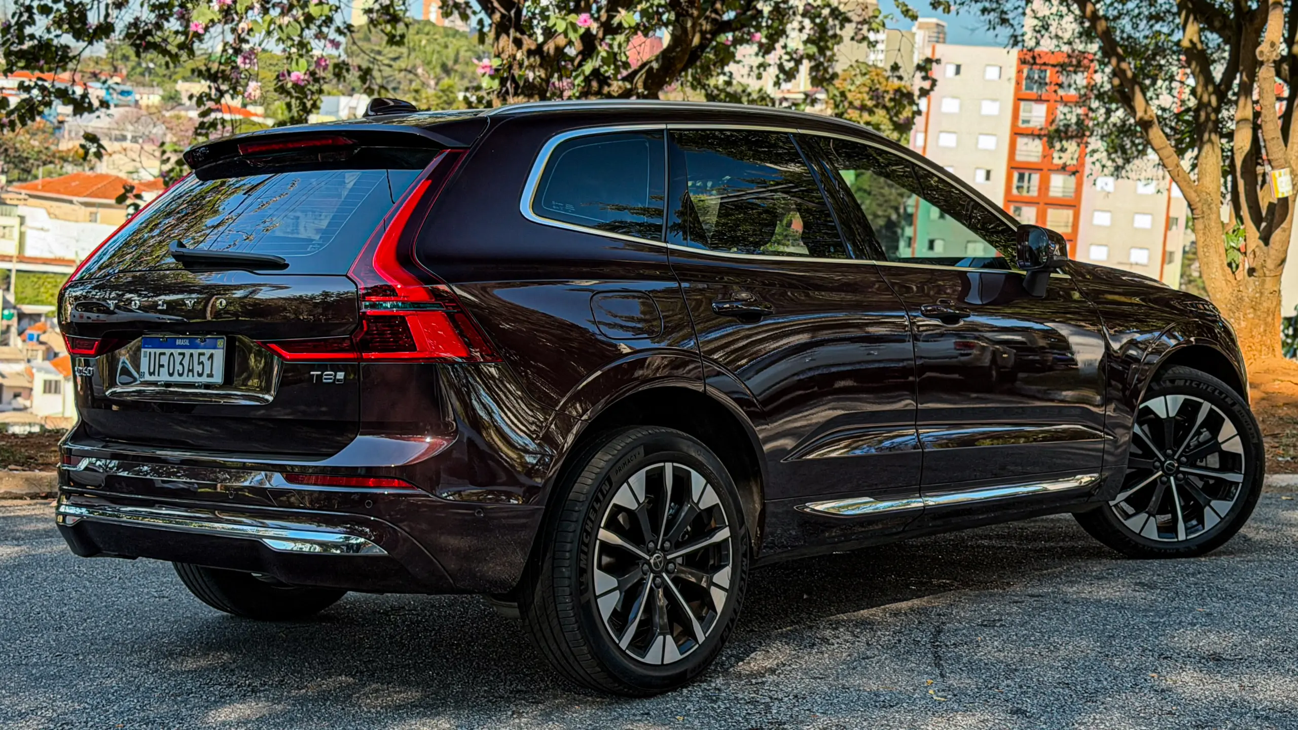 Volvo XC60 Ultra na cor Mulberry Red estático no asflato para teste e avaliação