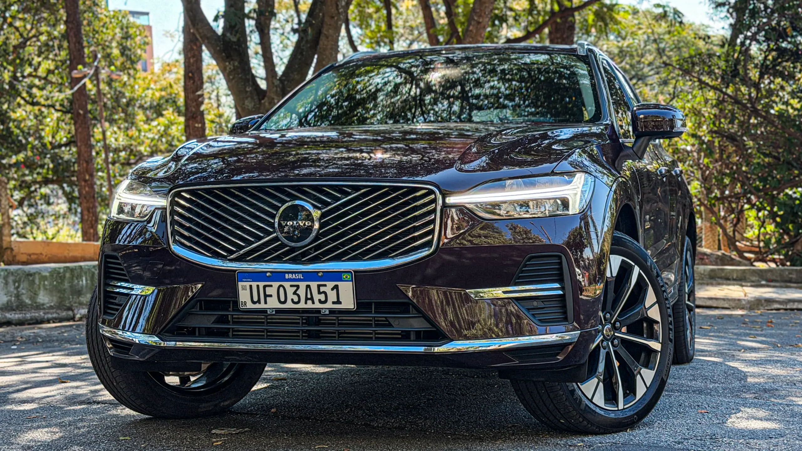 Volvo XC60 Ultra na cor Mulberry Red estático no asflato para teste e avaliação