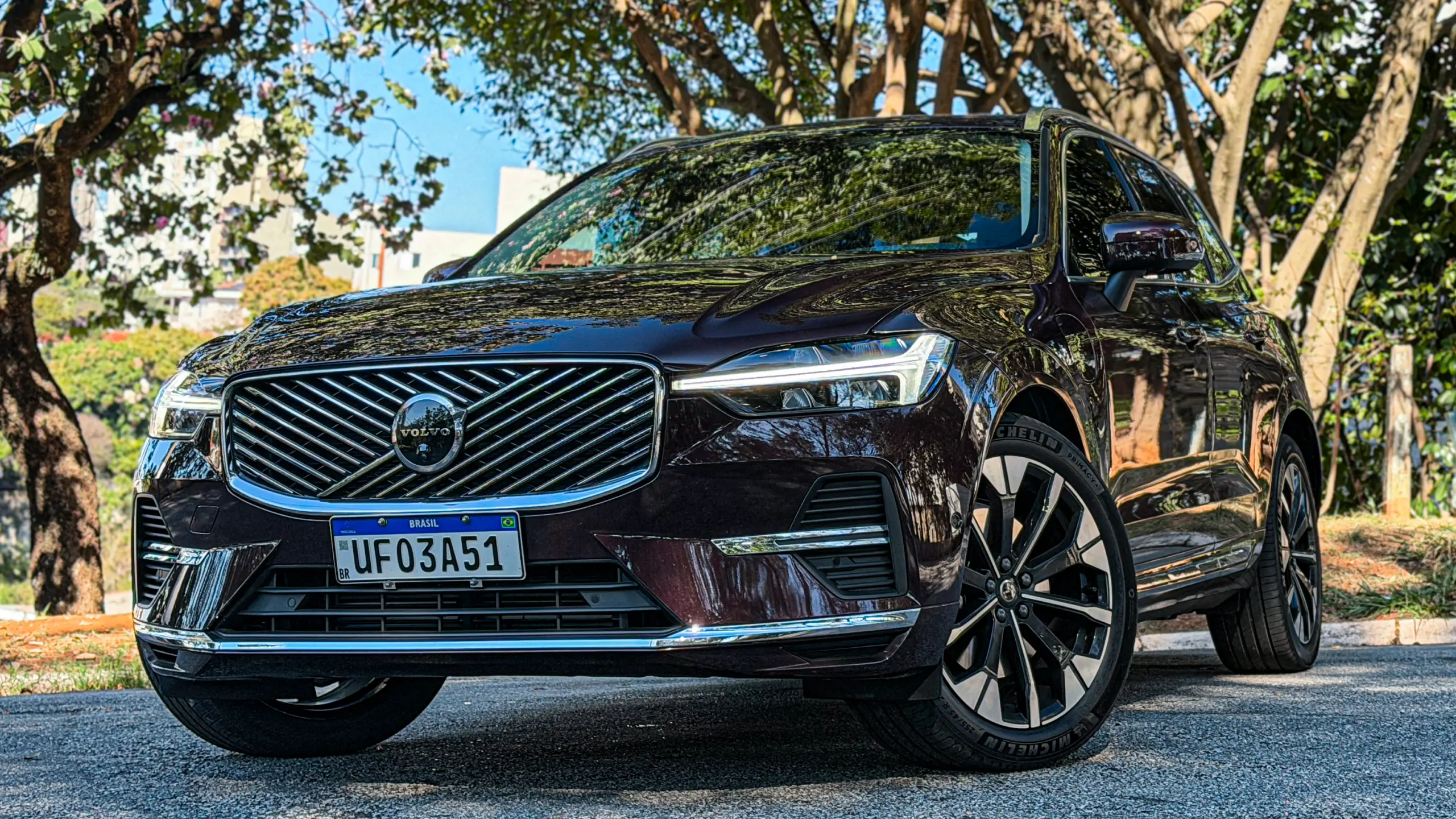 Volvo XC60 Ultra na cor Mulberry Red estático no asflato para teste e avaliação