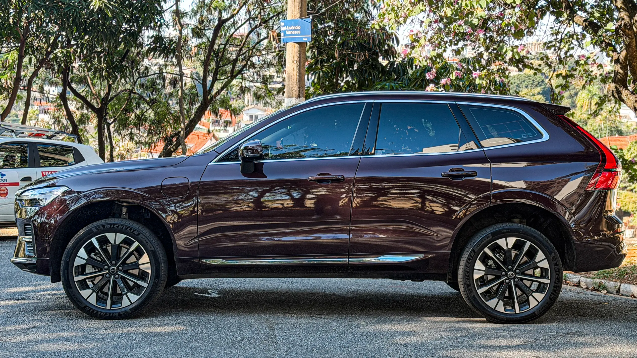 Volvo XC60 Ultra na cor Mulberry Red estático no asflato para teste e avaliação