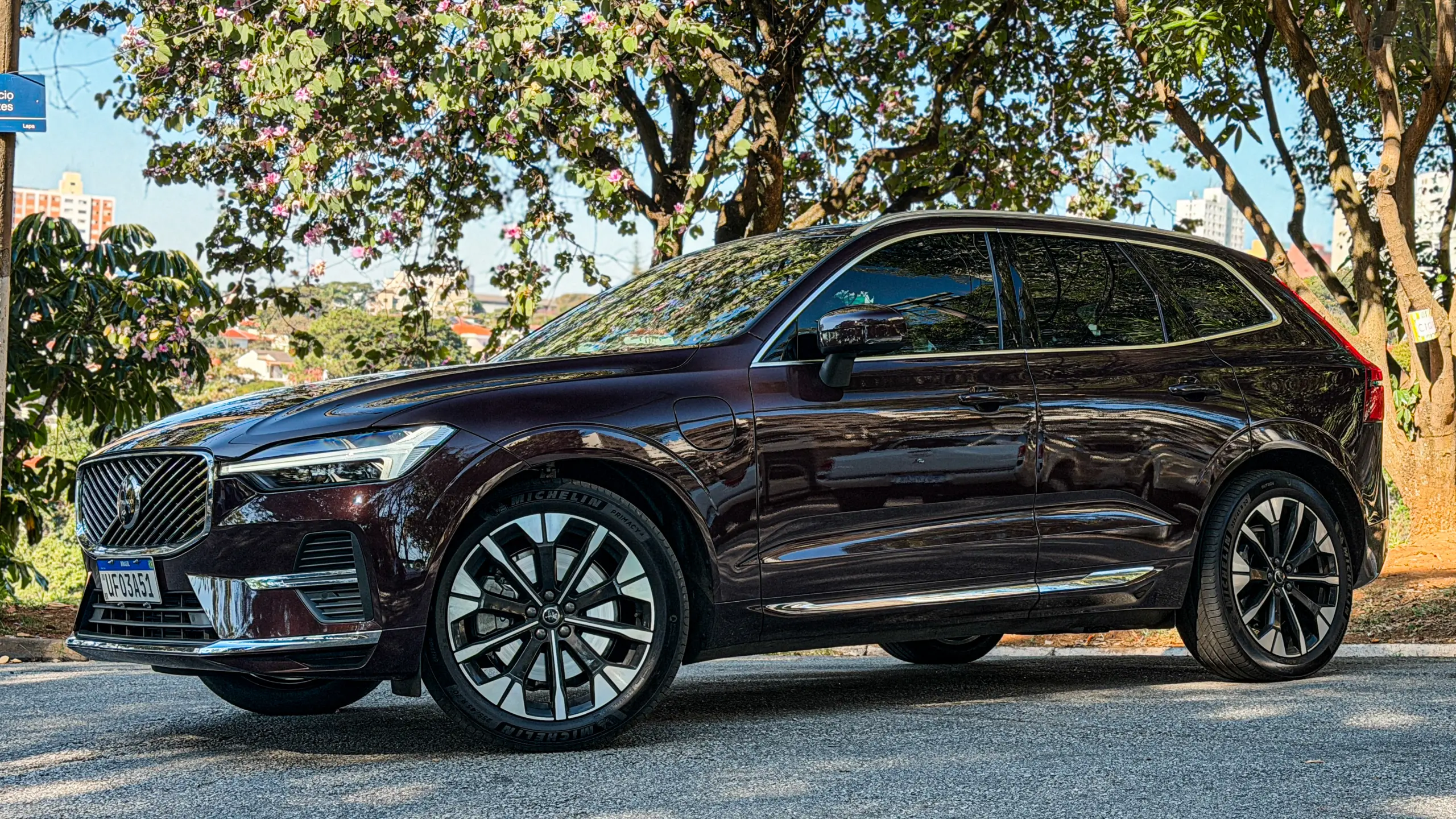 Volvo XC60 Ultra na cor Mulberry Red estático no asflato para teste e avaliação
