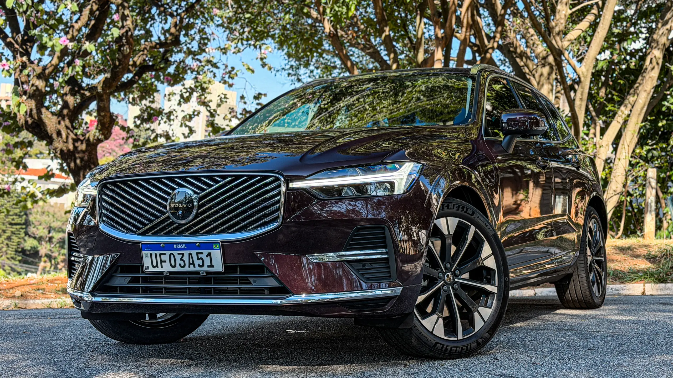 Volvo XC60 Ultra na cor Mulberry Red estático no asflato para teste e avaliação