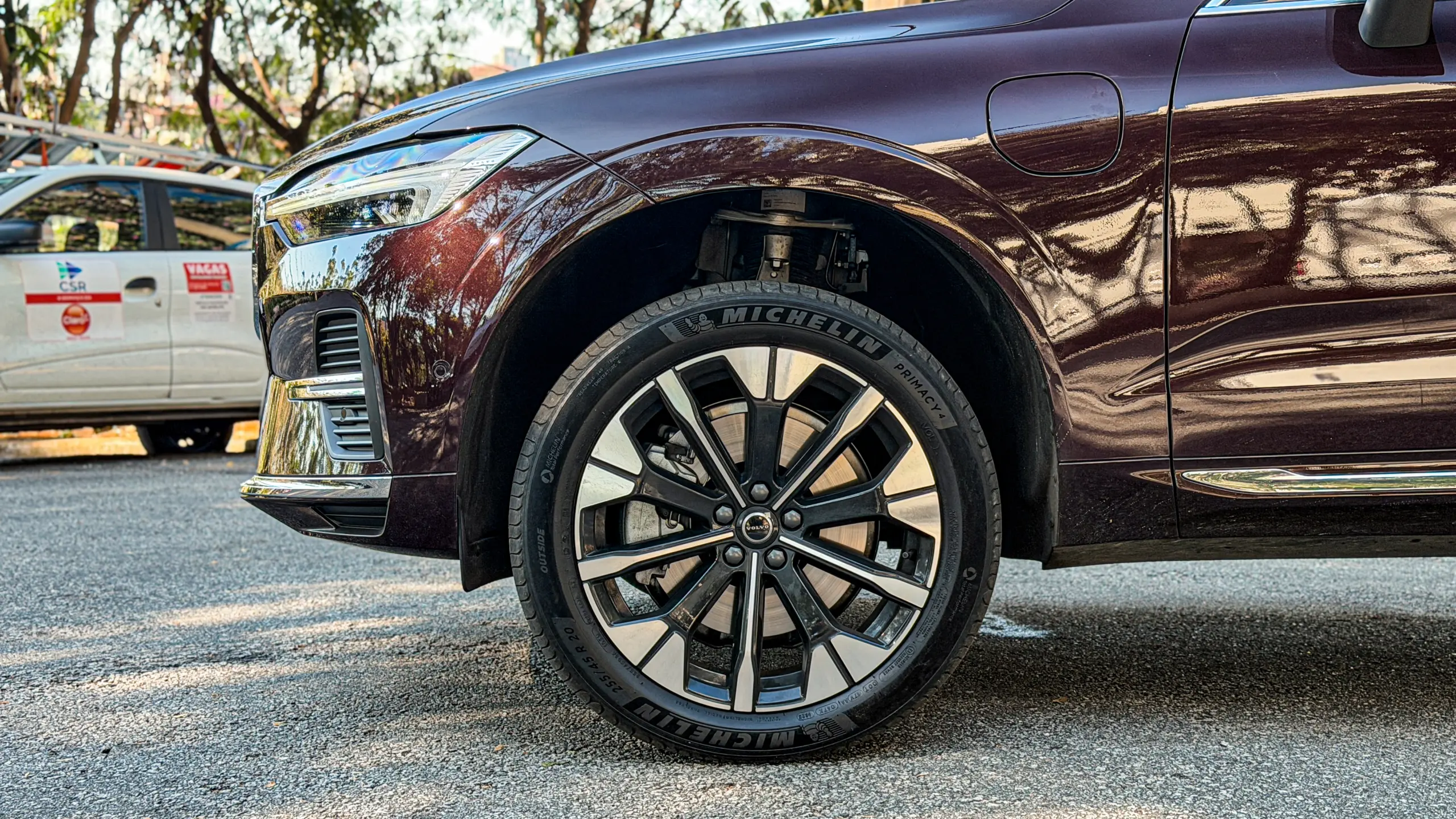 Volvo XC60 Ultra na cor Mulberry Red estático no asflato para teste e avaliação