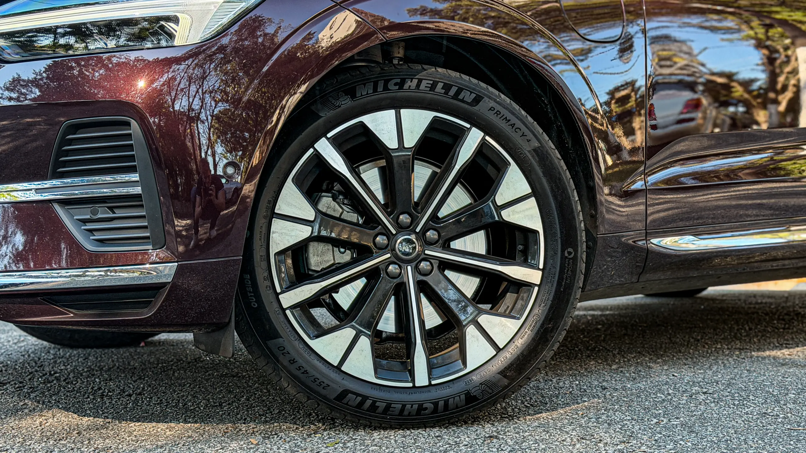 Volvo XC60 Ultra na cor Mulberry Red estático no asflato para teste e avaliação