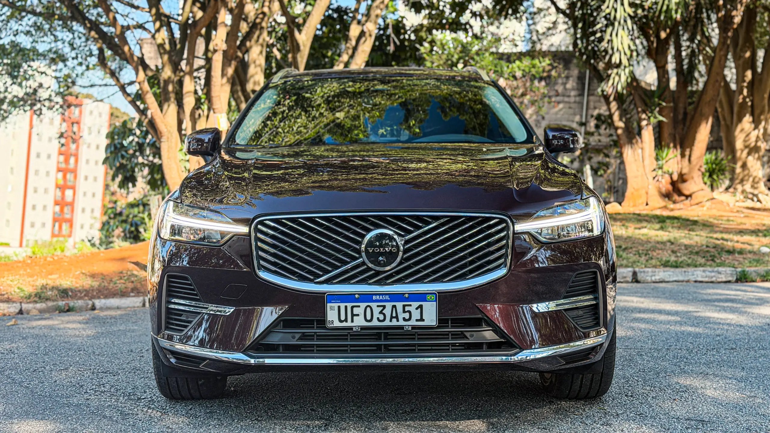Volvo XC60 Ultra na cor Mulberry Red estático no asflato para teste e avaliação
