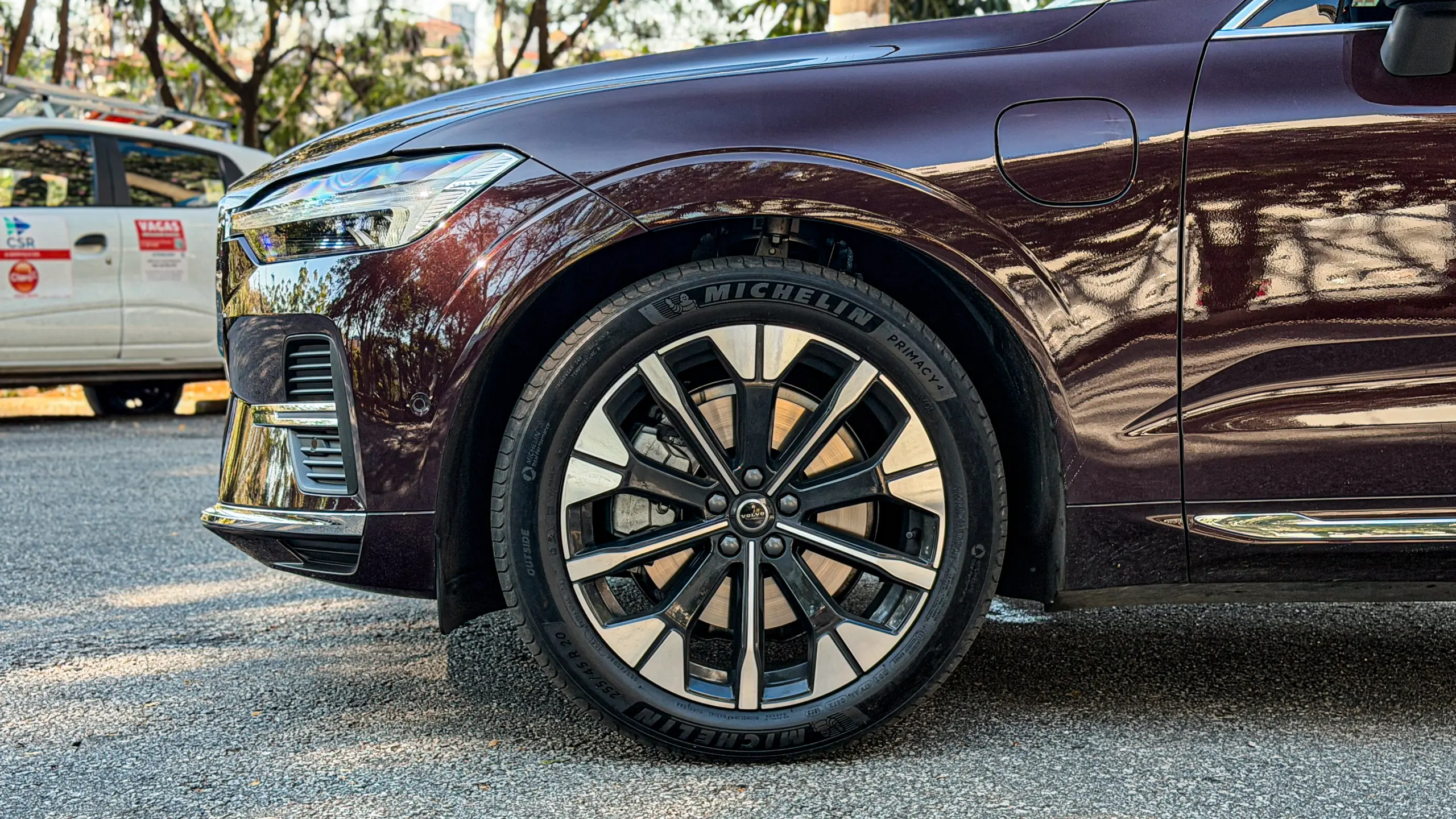 Volvo XC60 Ultra na cor Mulberry Red estático no asflato para teste e avaliação