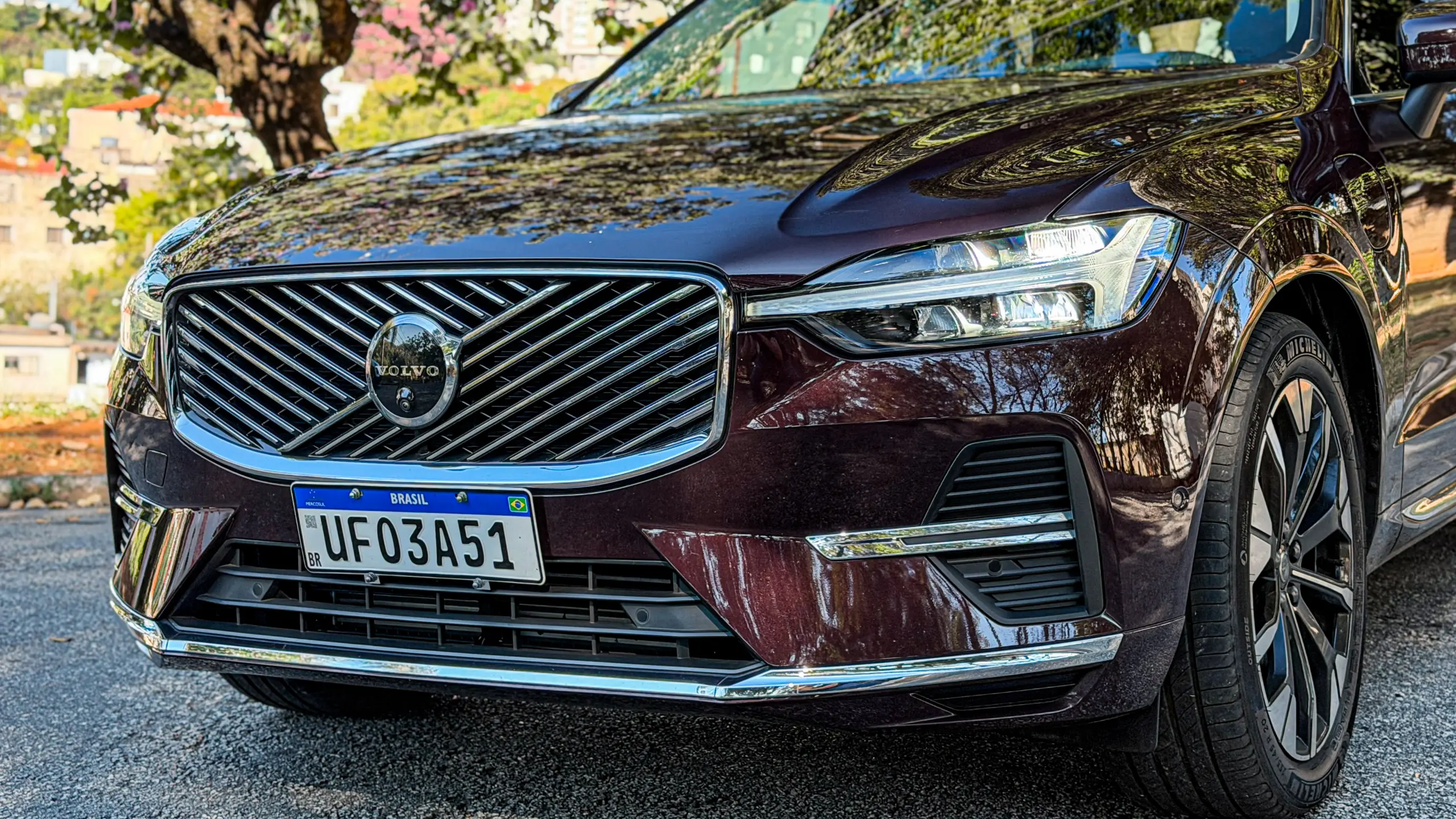 Volvo XC60 Ultra na cor Mulberry Red estático no asflato para teste e avaliação