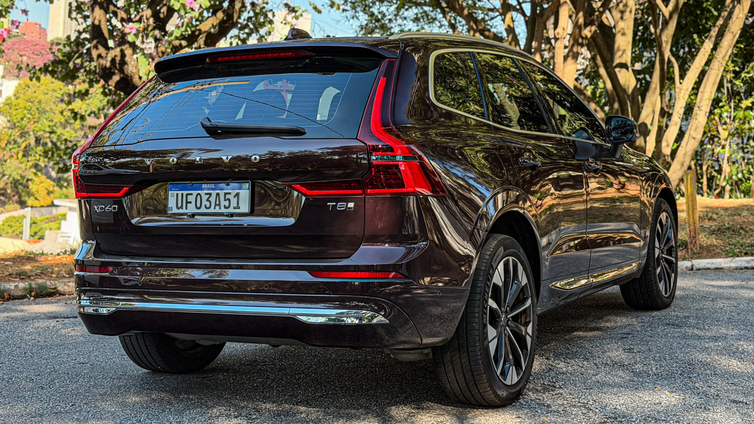 Volvo XC60 Ultra na cor Mulberry Red estático no asflato para teste e avaliação