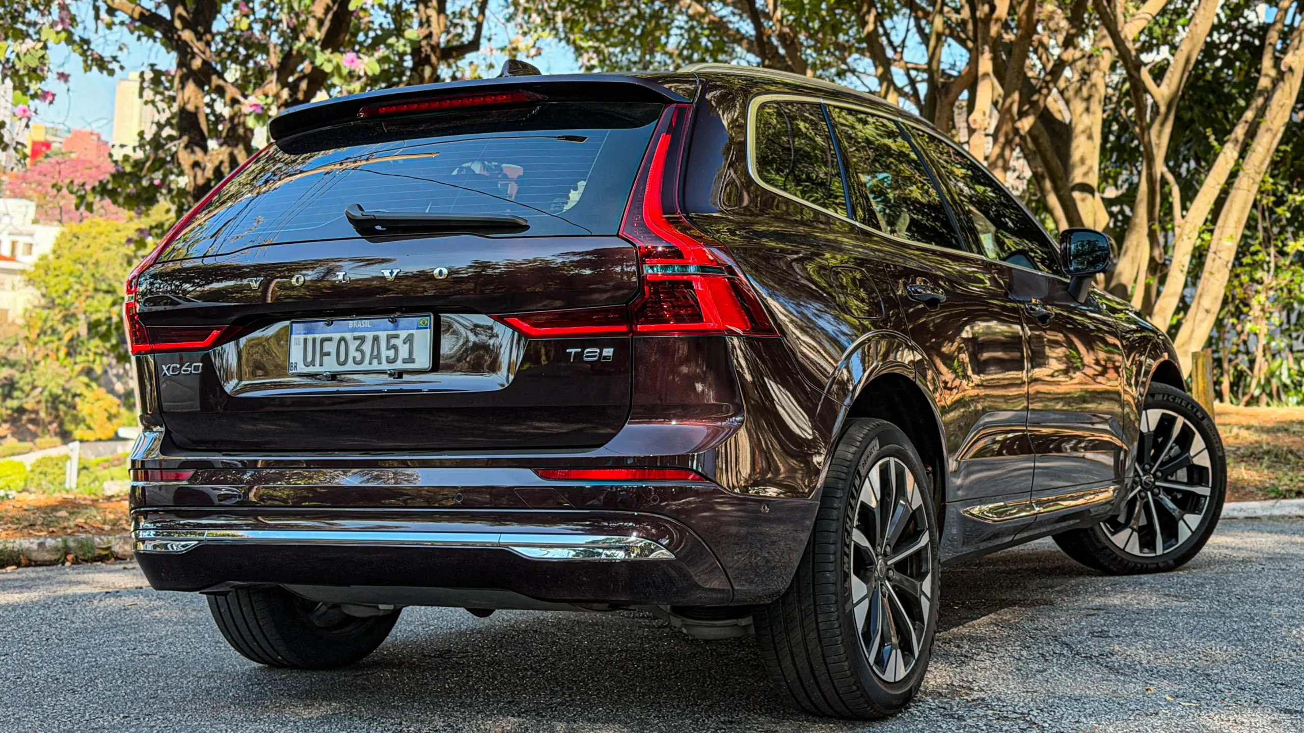 Volvo XC60 Ultra na cor Mulberry Red estático no asflato para teste e avaliação