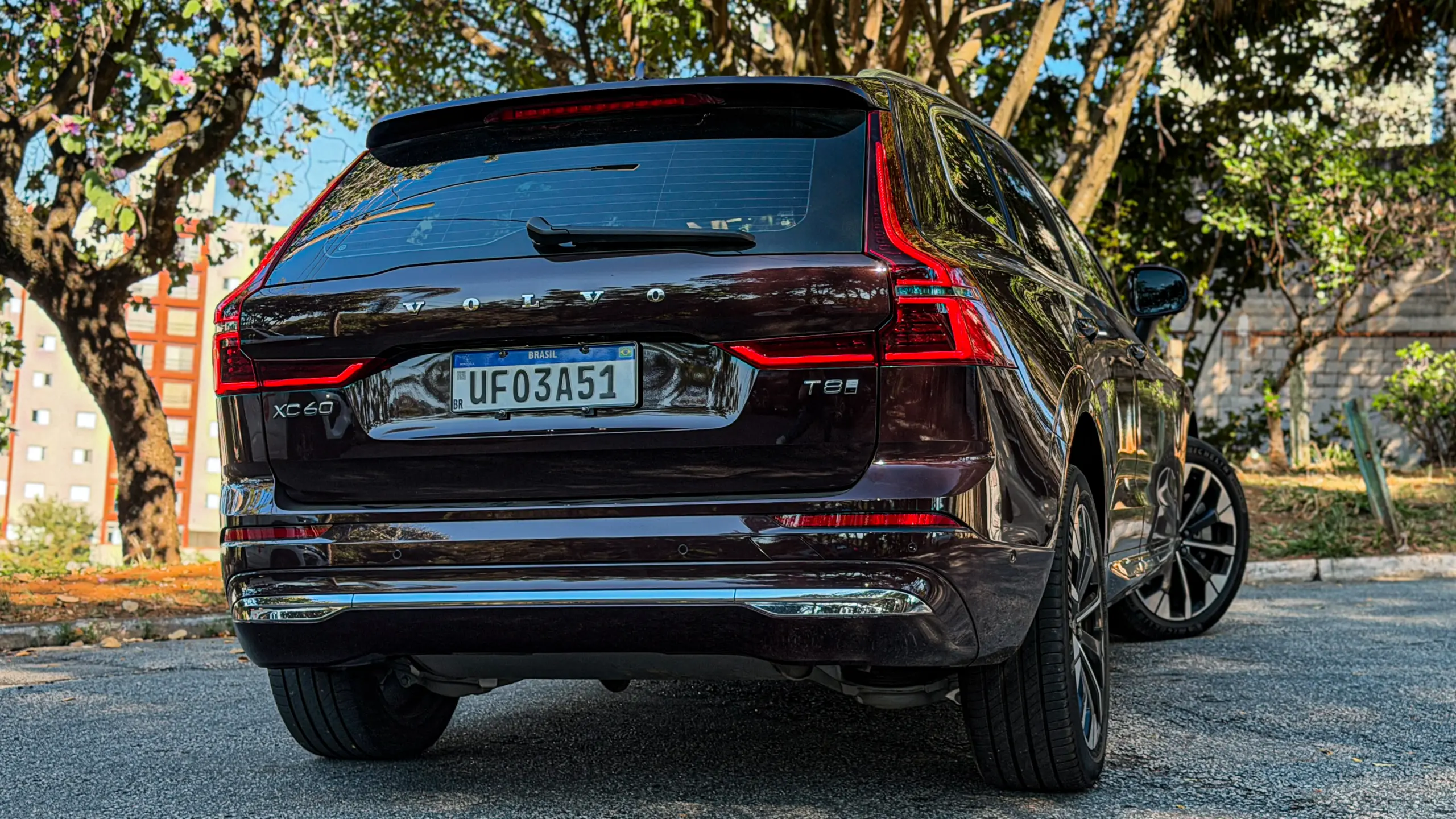 Volvo XC60 Ultra na cor Mulberry Red estático no asflato para teste e avaliação