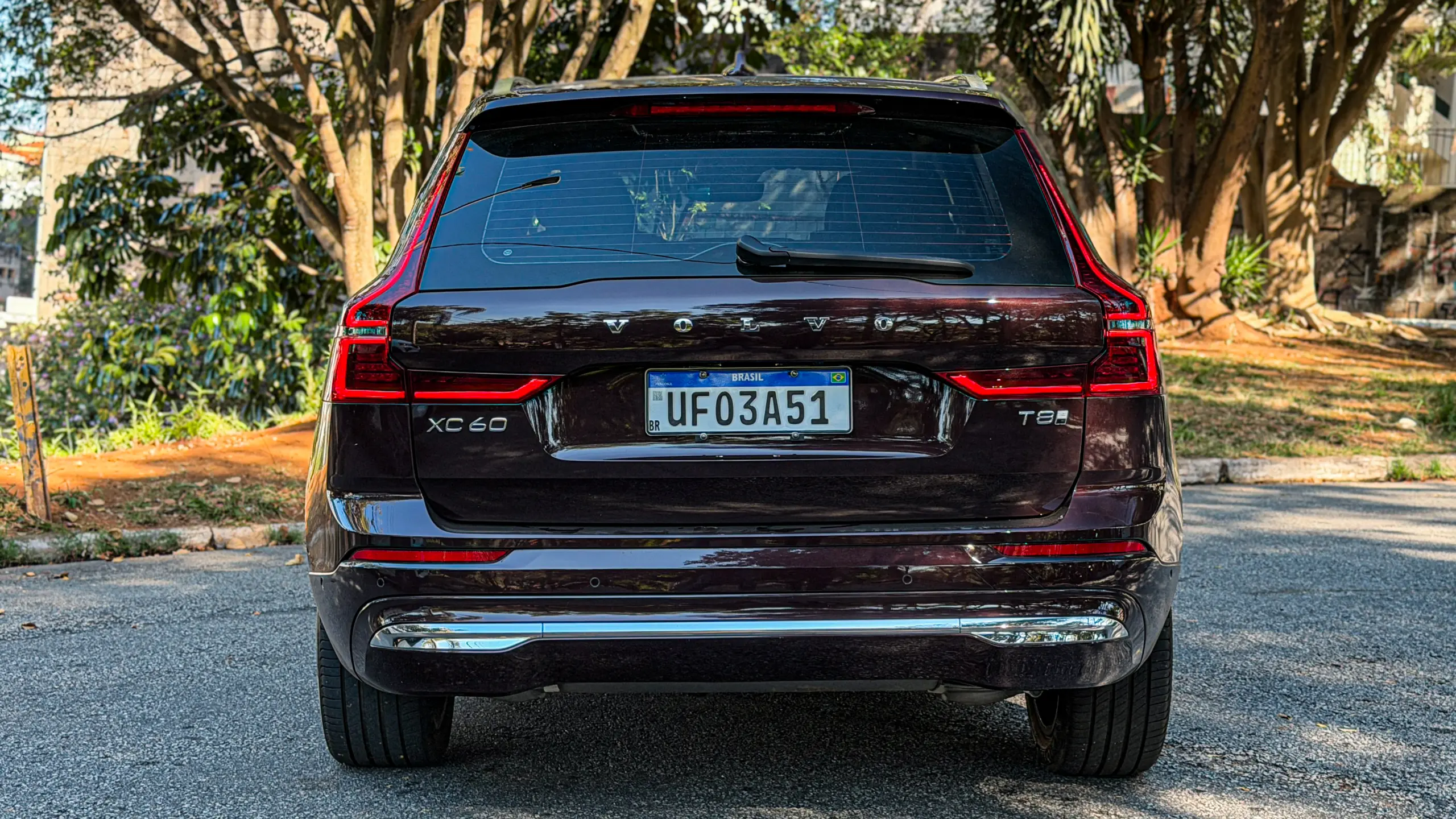 Volvo XC60 Ultra na cor Mulberry Red estático no asflato para teste e avaliação