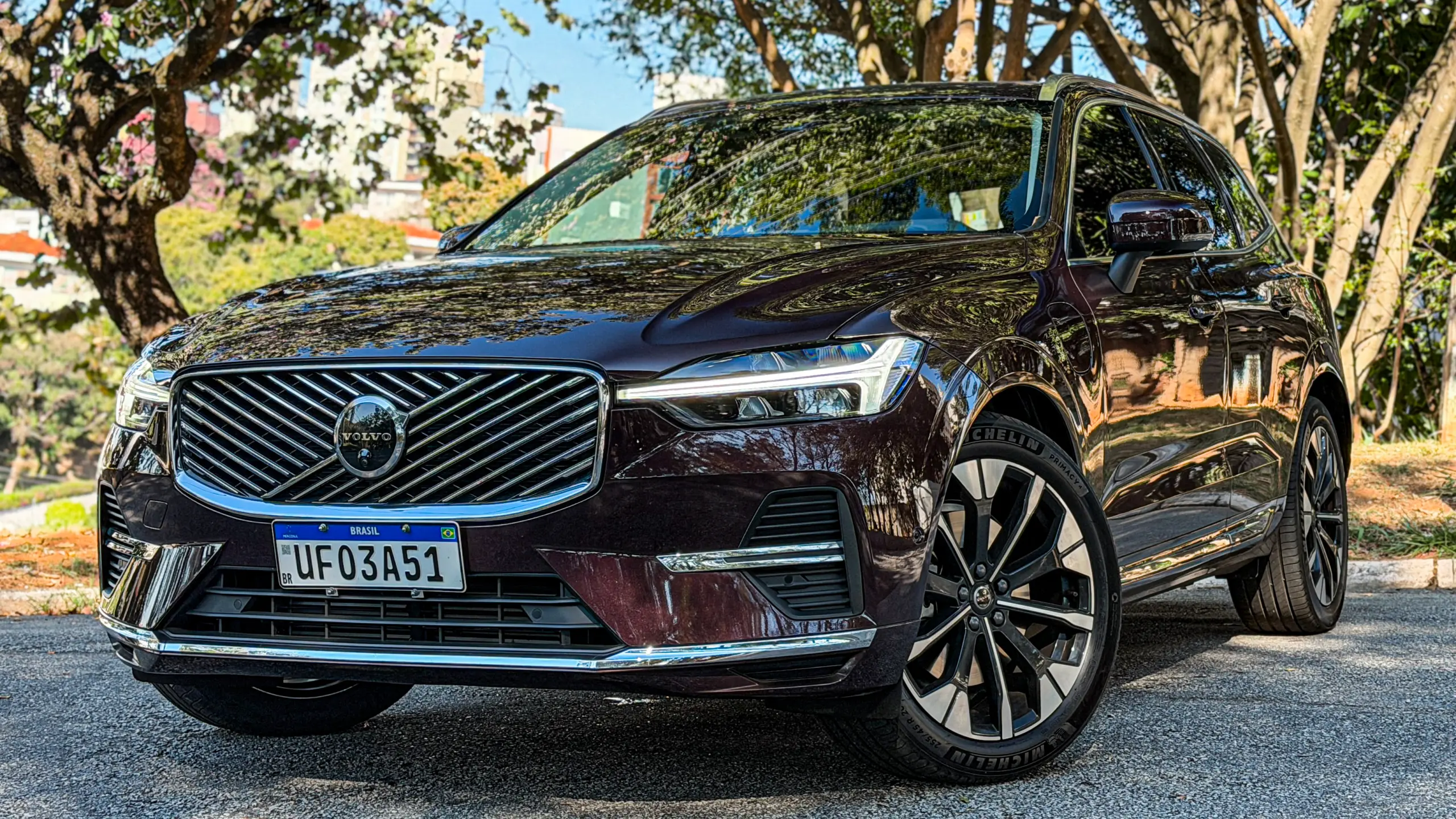 Volvo XC60 Ultra na cor Mulberry Red estático no asflato para teste e avaliação