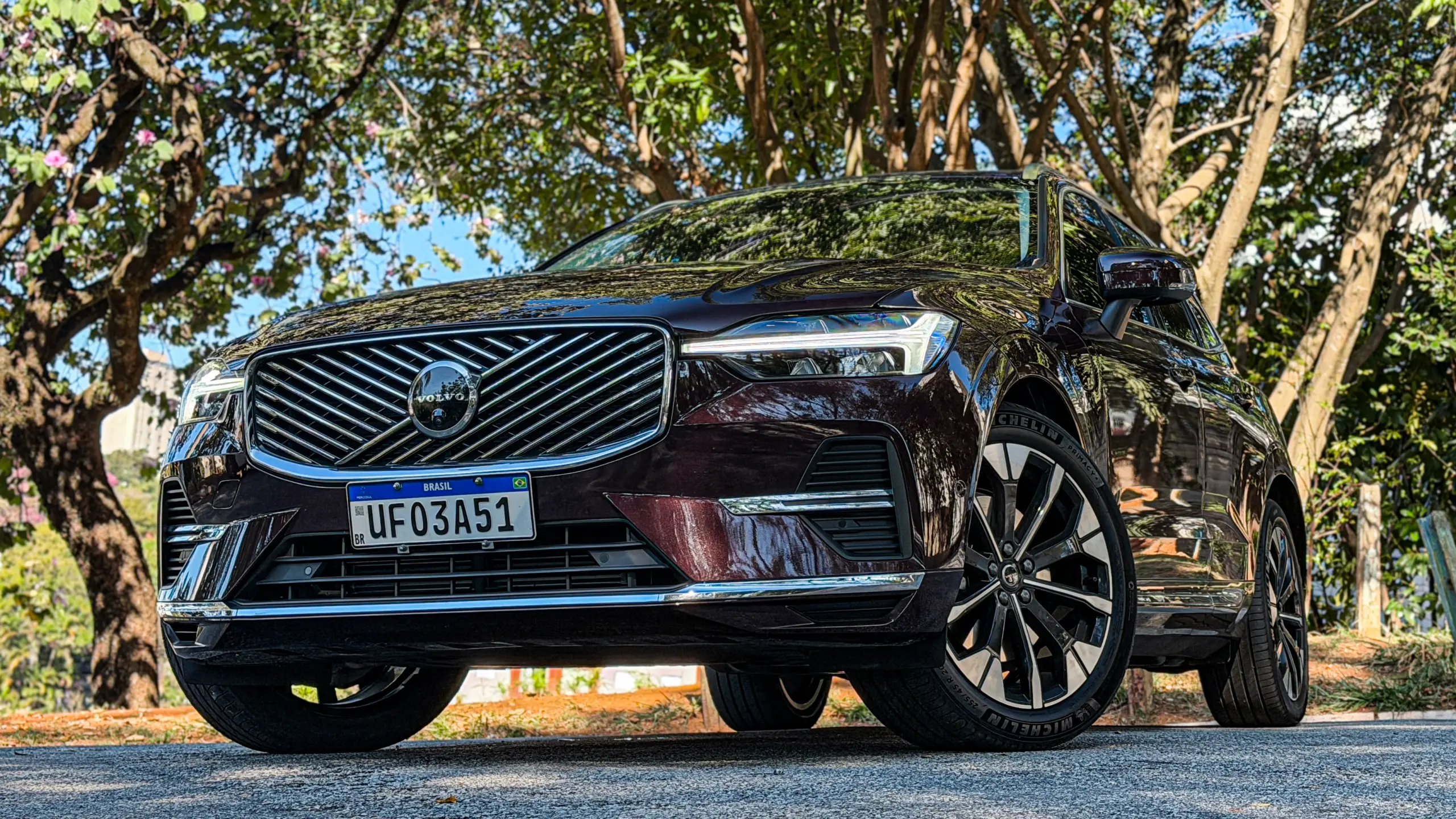 Volvo XC60 Ultra na cor Mulberry Red estático no asflato para teste e avaliação